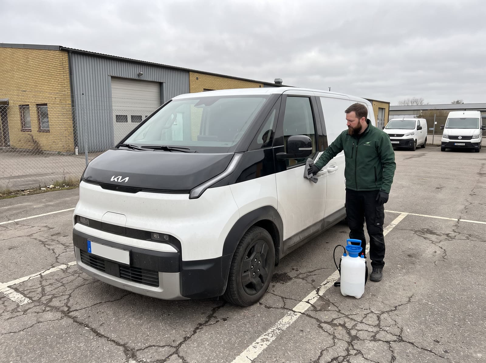 Vi handtvättar en vit Kia PV5 i ett industriområde i Lund